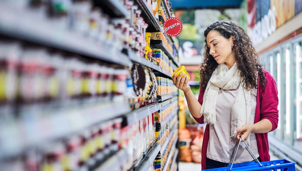 ekspozytory produktów veraco.pl. Kobieta przy regale sklepowym ogląda produkt