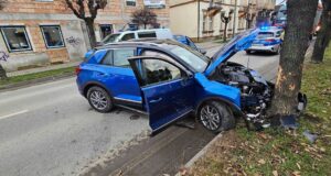 Wypadki Nowy Sącz 2024 - ul. św. Kunegundy 7 grudnia. Samochód VW T-Roc uderzył w drzewo