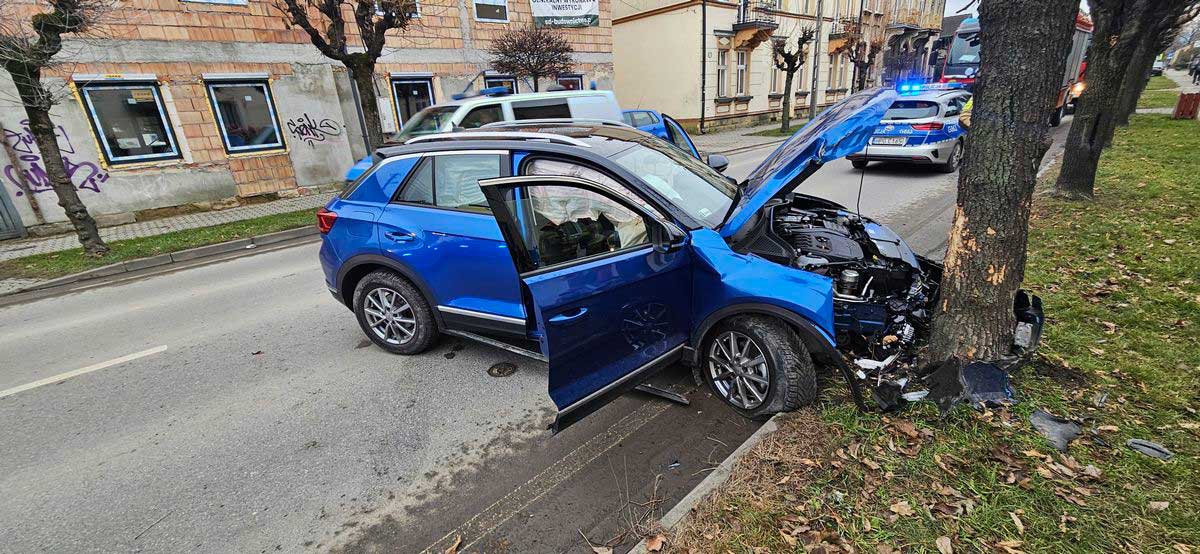 Wypadki Nowy Sącz 2024 - ul. św. Kunegundy 7 grudnia. Samochód VW T-Roc uderzył w drzewo