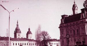 Nowosądecki rynek i ratusz, lata 60. widoczny znak "Jeden kierunek ruchu"