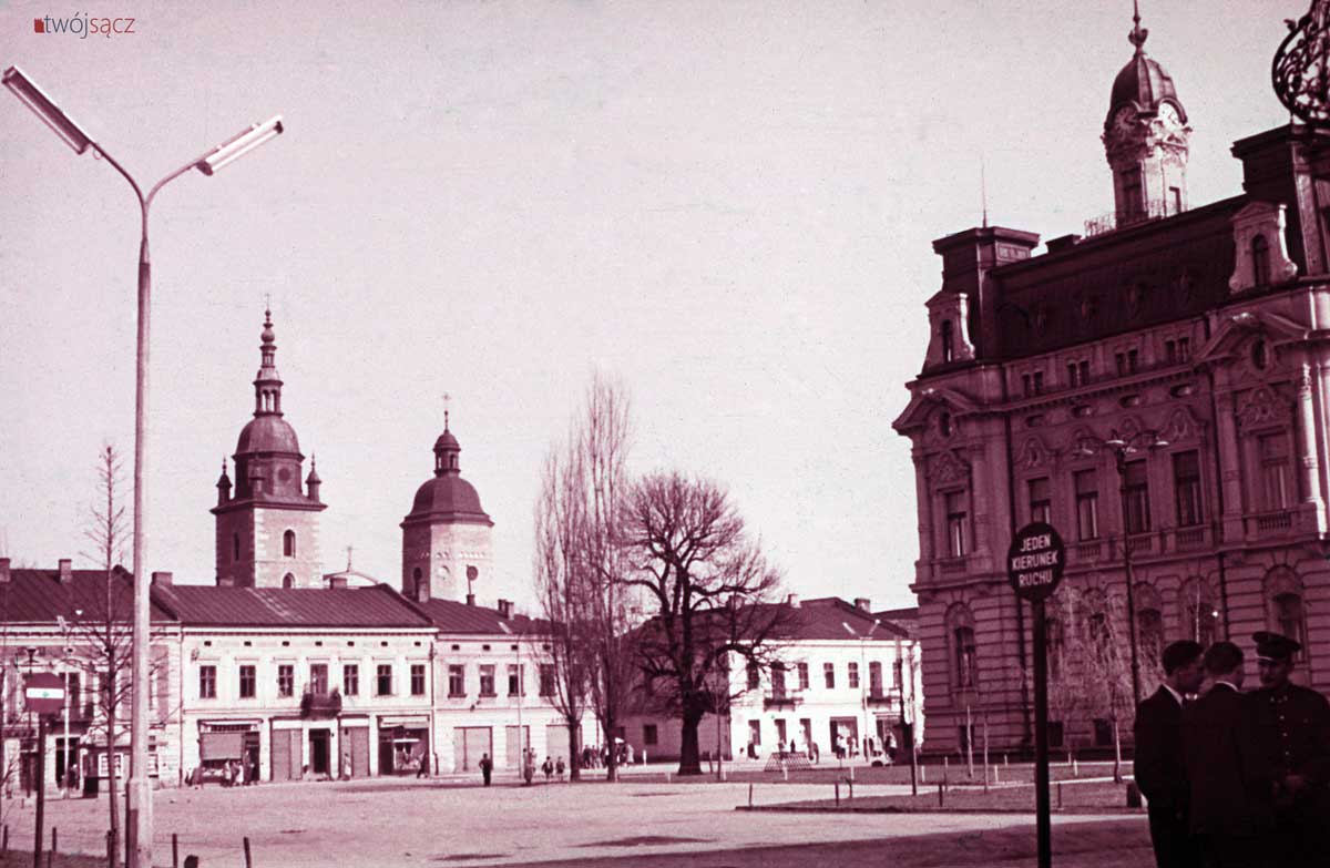 Nowosądecki rynek i ratusz, lata 60. widoczny znak "Jeden kierunek ruchu"