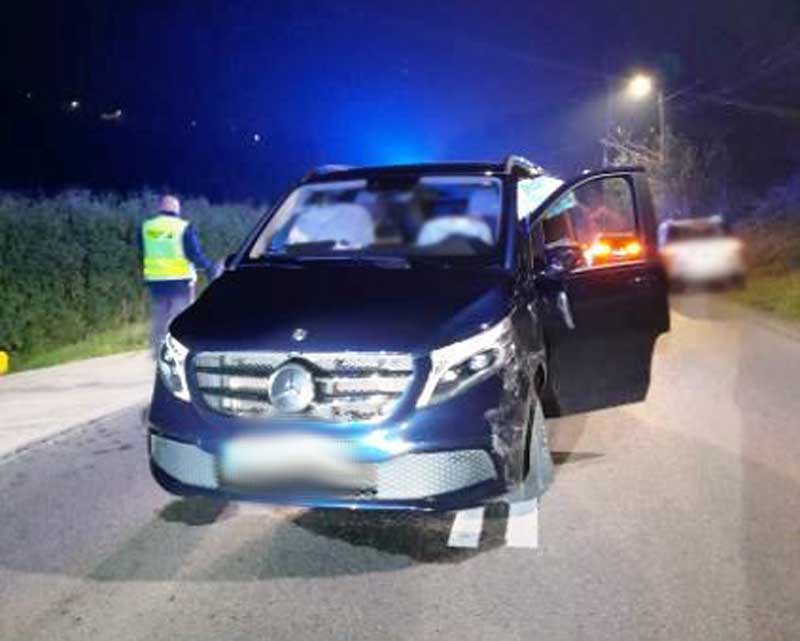 mercedes z wypadku prezesa Krzysztofa K. w listopadzie 2024 na ul. Barskiej w Nowym Sączu. Prokuratura skierowała do sądu akt oskarżenia przeciwko K.