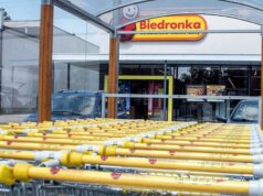 sklepy convenience w 2024 zanotowały wzrost ruchu, spadł w dyskontach. Biedronka - koszyki przed sklepem