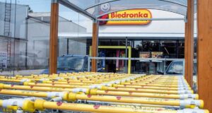sklepy convenience w 2024 zanotowały wzrost ruchu, spadł w dyskontach. Biedronka - koszyki przed sklepem