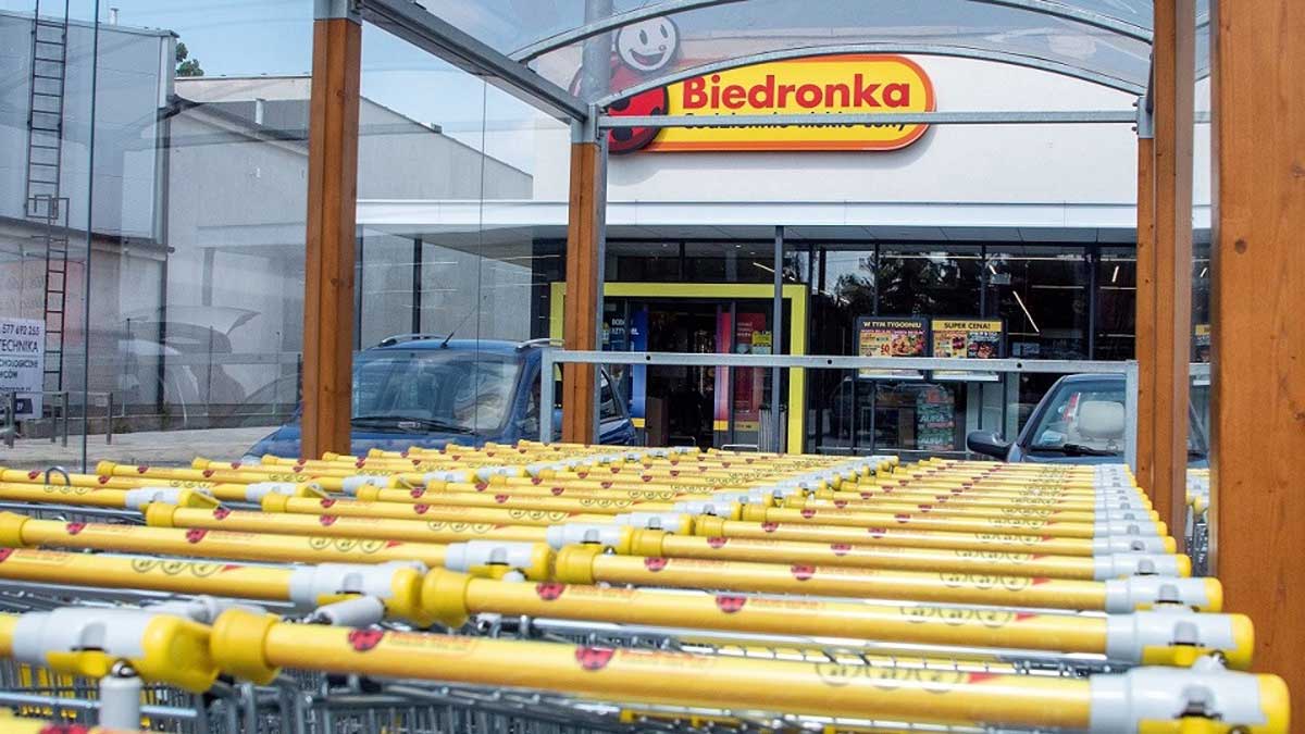 sklepy convenience w 2024 zanotowały wzrost ruchu, spadł w dyskontach. Biedronka - koszyki przed sklepem