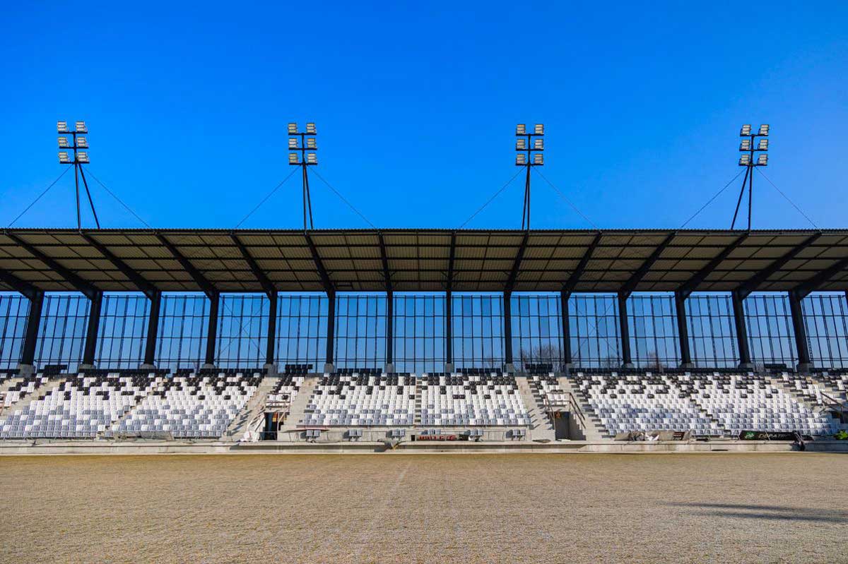 zdjęcia z budowy stadionu w Nowym Sączu - zamontowane oświetlenie