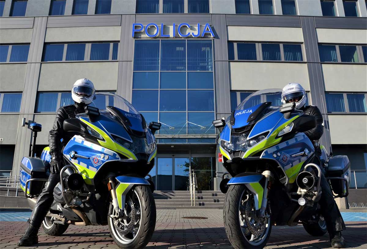 bezpieczeństwo motocyklistów - rady Policji. Policjanci nowosądeckiej drogówki na służbowych motorach