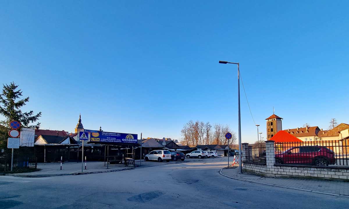 Rynek Maślany w Nowym Sączu i fragment budynków po straży pożarnej