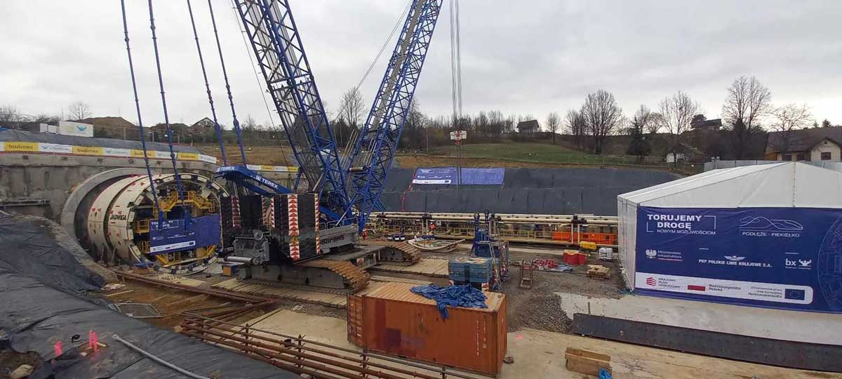 Rozpoczyna się drożenie tuneli pod Pisarzową (linia kolejowa nr 104). Tarcze TBM Jadwiga i Kinga