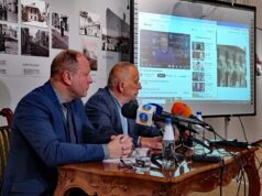 Dyrektor Muzeum Ziemi Sądeckiej na konferencji prasowej wyjaśnia losy Domu Gotyckiego