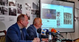 Dyrektor Muzeum Ziemi Sądeckiej na konferencji prasowej wyjaśnia losy Domu Gotyckiego