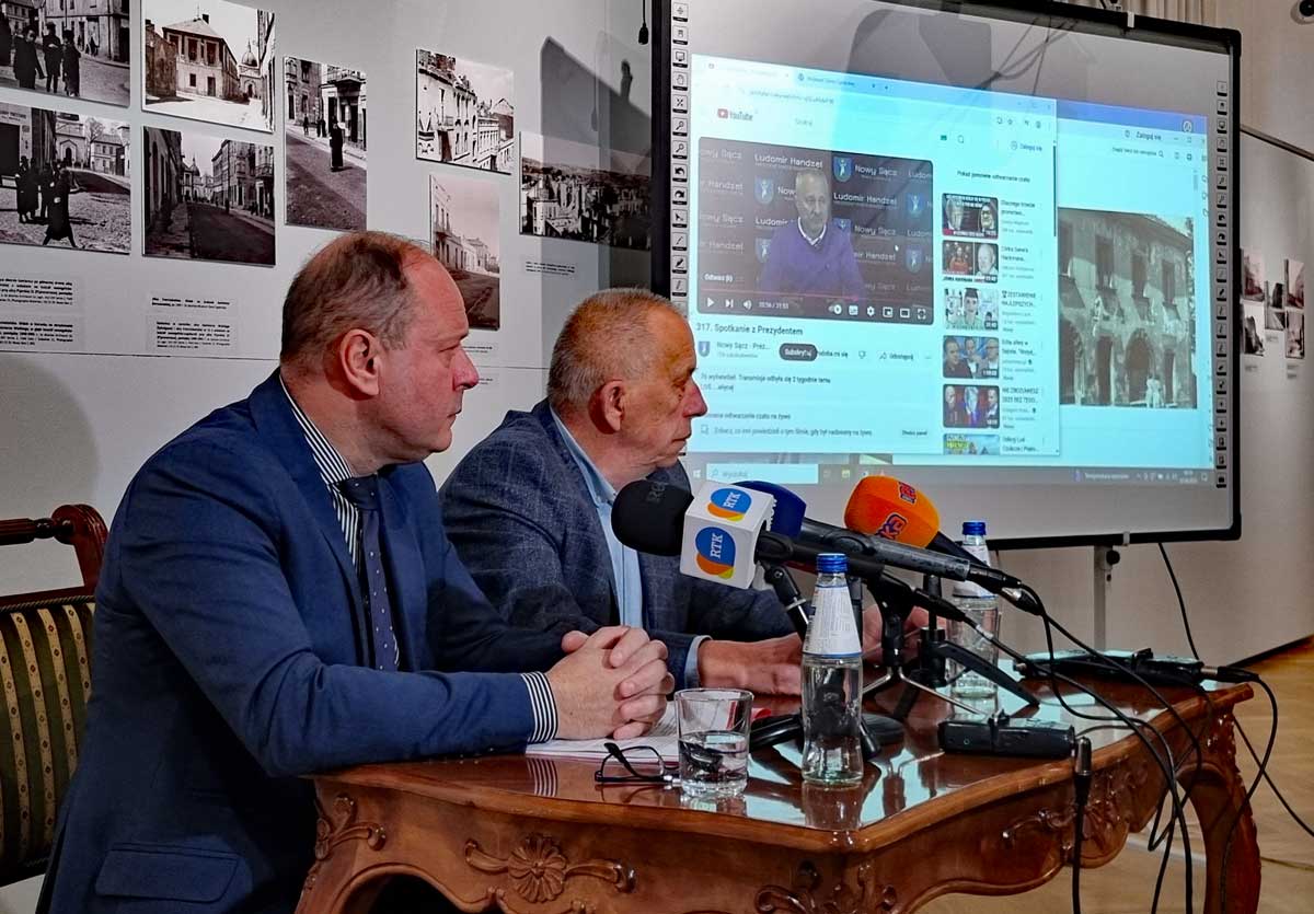 Dyrektor Muzeum Ziemi Sądeckiej na konferencji prasowej wyjaśnia losy Domu Gotyckiego
