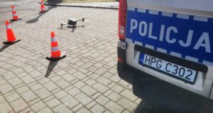 zdjęcie drona policyjnego obok radiowozu