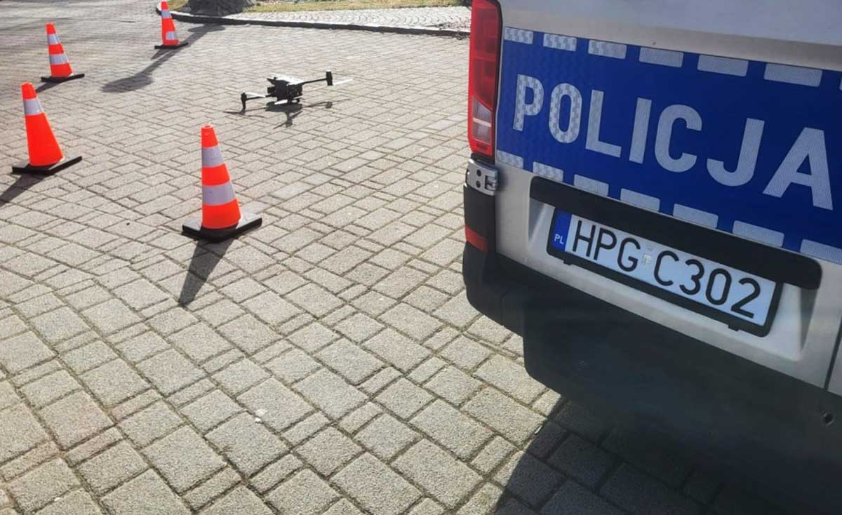 zdjęcie drona policyjnego obok radiowozu