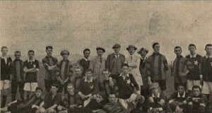 Fotografia uczestników meczu piłki nożnej „Grunwald-Czerwoni” i „Sandecja” Nowy Sącz. 10.09.1911 r