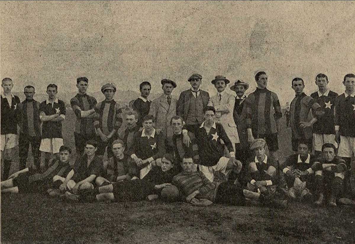 Fotografia uczestników meczu piłki nożnej „Grunwald-Czerwoni” i „Sandecja” Nowy Sącz. 10.09.1911 r