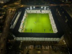koszt budowy stadionu w Nowym Sączu jest trudny do oszacowania. Na zdjęciu próba oświetlenia obiektu, kwiecień 2025
