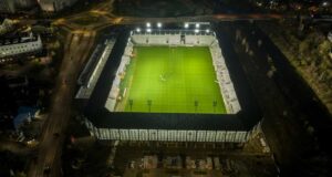 koszt budowy stadionu w Nowym Sączu jest trudny do oszacowania. Na zdjęciu próba oświetlenia obiektu, kwiecień 2025