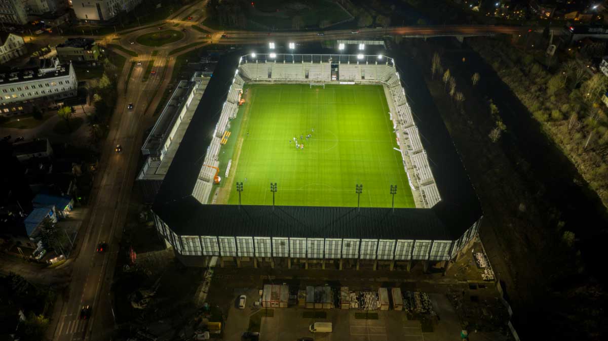 koszt budowy stadionu w Nowym Sączu jest trudny do oszacowania. Na zdjęciu próba oświetlenia obiektu, kwiecień 2025