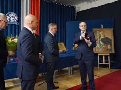 Bogusław Kołcz, dyrektor Zespołu Szkół Akademickich im. Króla Bolesława Chrobrego w odbiera Tarczę Herbową Zasłużony Dla Miasta Nowego Sącza