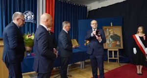 Bogusław Kołcz, dyrektor Zespołu Szkół Akademickich im. Króla Bolesława Chrobrego w odbiera Tarczę Herbową Zasłużony Dla Miasta Nowego Sącza