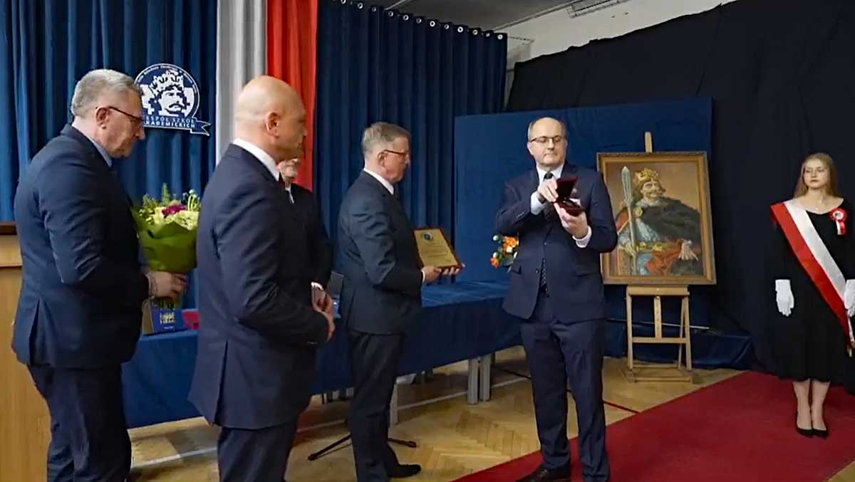 Bogusław Kołcz, dyrektor Zespołu Szkół Akademickich im. Króla Bolesława Chrobrego w odbiera Tarczę Herbową Zasłużony Dla Miasta Nowego Sącza