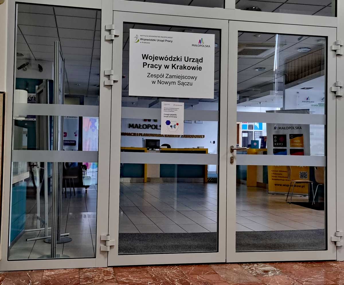 W Małopolsce nie powstaną Centra Integracji Cudzoziemców - deklaruje marszałek wojewóztwa. Na zdjęciu wejście do nowosądeckiego zespołu Wojewódzkiego Urzędu Pracy