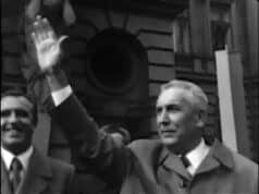 Edward Gierek, I sekretarz KC PZPR z wizytą w Nowym Sączu w 1978, stoi przed ratuszem, obok sekretarz KW PZPR Henryk Kostecki, kadr z nagrania telewizyjnego