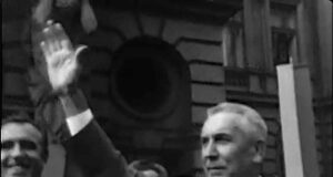 Edward Gierek, I sekretarz KC PZPR z wizytą w Nowym Sączu w 1978, stoi przed ratuszem, obok sekretarz KW PZPR Henryk Kostecki, kadr z nagrania telewizyjnego
