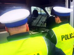 Policjanci obserwuą na monitorze obraz z drona. za wyprzedzanie w rejonie przejścia dla pieszych grozi mandat w wysokości 1500 złotych (3000 złotych w tzw. recydywie) oraz 15 punktów karnych