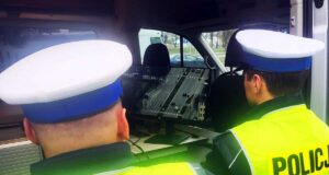 Policjanci obserwuą na monitorze obraz z drona. za wyprzedzanie w rejonie przejścia dla pieszych grozi mandat w wysokości 1500 złotych (3000 złotych w tzw. recydywie) oraz 15 punktów karnych