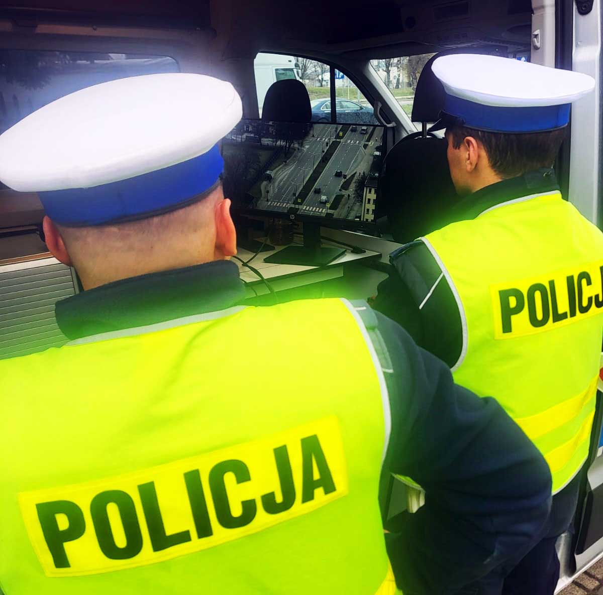 Policjanci obserwuą na monitorze obraz z drona. za wyprzedzanie w rejonie przejścia dla pieszych grozi mandat w wysokości 1500 złotych (3000 złotych w tzw. recydywie) oraz 15 punktów karnych