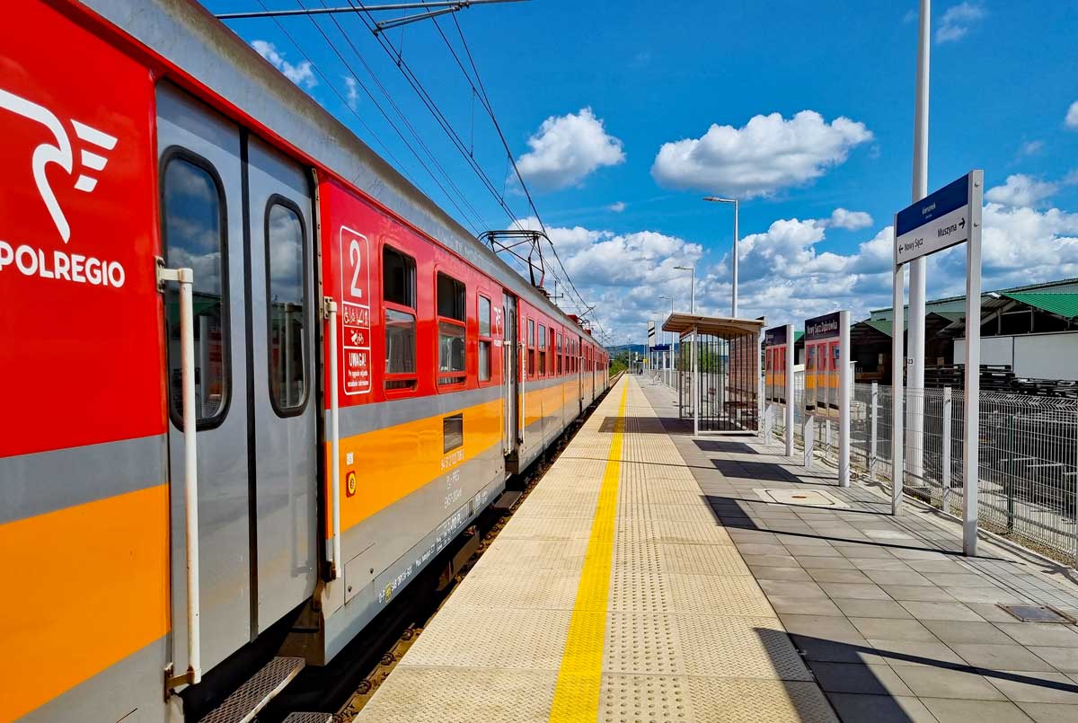 pociąg Polregio na przystanku Nowysaćz Dąbrówka na linii Tarnów Leluchów