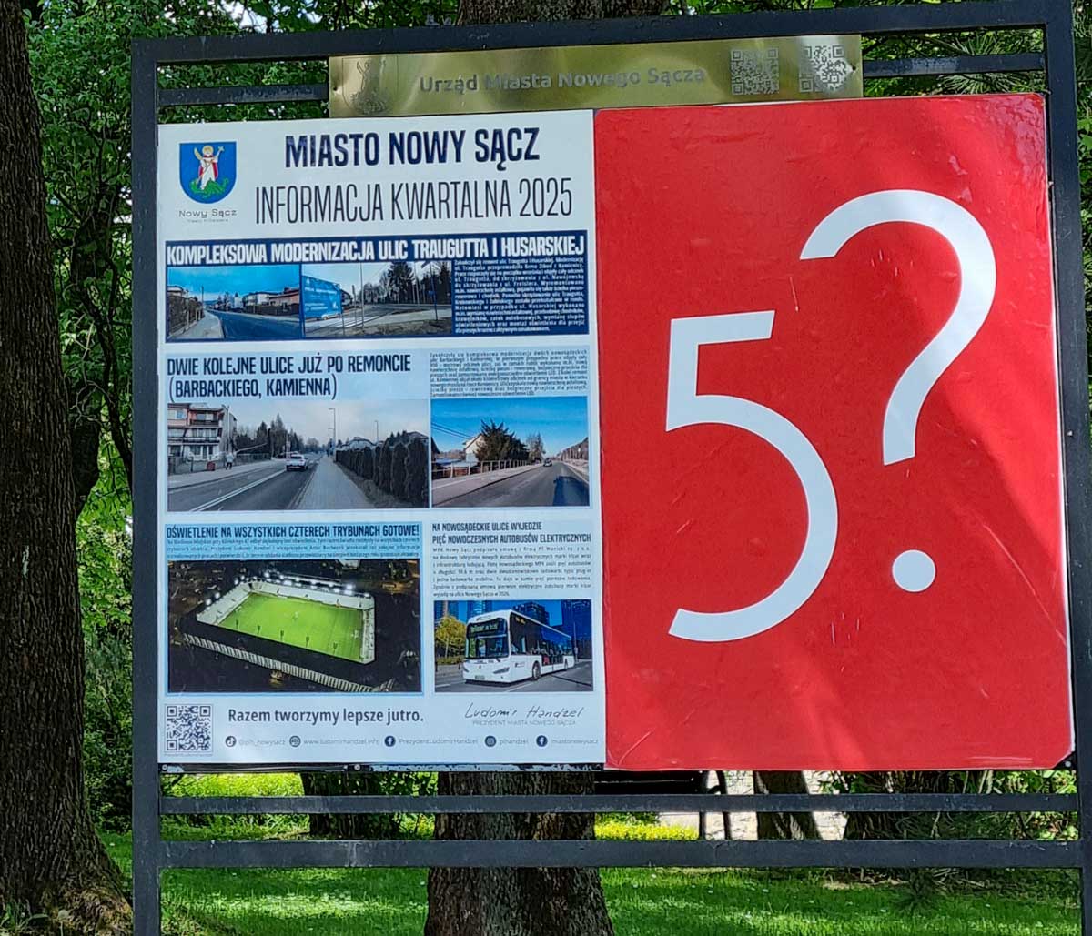 miejska tablica informacyjna w Nowym Sączu - sądecka jesień kulturalna 2025 - pierwszy plakat