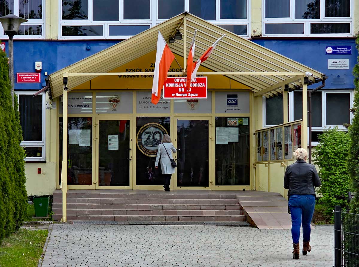 Nowy Sącz, wybory Prezydenta RP, wejście do OKW nr 23 w ZSS przy ul. Rejtana