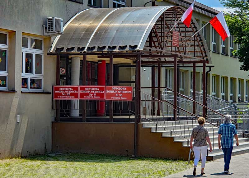 druga tura wyborów prezydenckich, Nowy Sącz, wejście do obwodowych komisji wyborczych w szkole przy ul. 29 Listopada