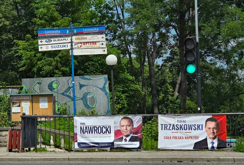 druga tura wyborów prezydenckich - banery kandydatów na moście na ul. Lwowskiej w Nowym Sączu