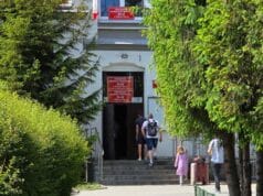 druga tura wyborów prezydenckich w Polsc e - Nowy Sącz, wejście do OKW w SP nr 9 przy ul. Piramowicza
