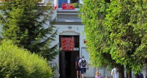 druga tura wyborów prezydenckich w Polsc e - Nowy Sącz, wejście do OKW w SP nr 9 przy ul. Piramowicza