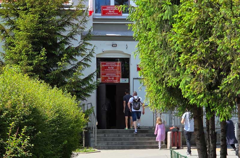druga tura wyborów prezydenckich w Polsc e - Nowy Sącz, wejście do OKW w SP nr 9 przy ul. Piramowicza