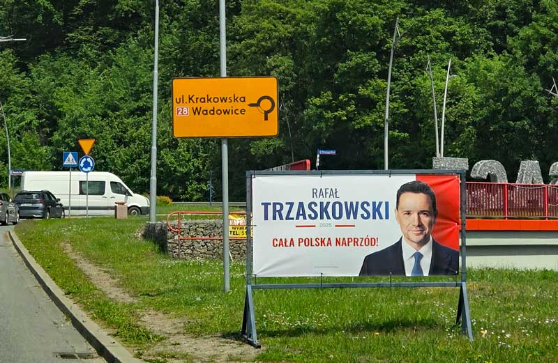 druga tura wyborów prezydenckich. baner Rafała Trzaskowskiego przy ul. Tarnowskiej w Nowym Sączu
