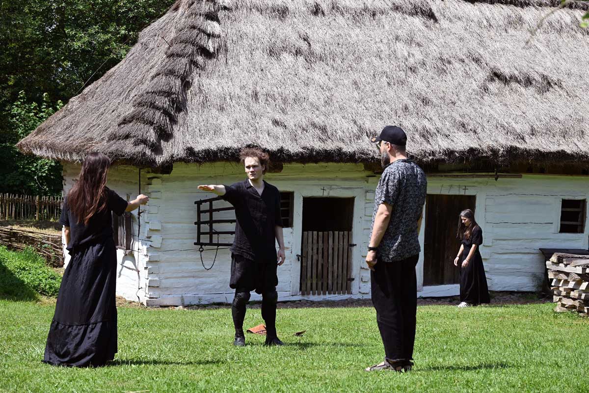 Janosik. Przebudzenie. Próba spektaklu Teatru Tej Ziemi, Sądecki Park Etnograficzny. Fot. Janisz Bobrek
