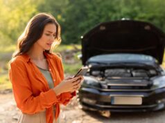 kolizja drogowa co robić - poradnik Polisonet. Kobieta z telefonem komórkowym, w tle auto z podniesioną maską
