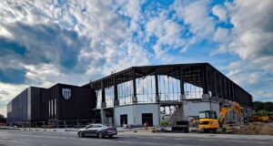 stadion w Nowym Sączu - budowa, widok od ul. kilińskiego, czerwiec 2025