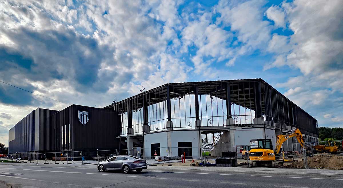 stadion w Nowym Sączu - budowa, widok od ul. kilińskiego, czerwiec 2025