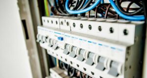 Najczęstsze błędy przy instalacjach elektrycznych – jak ich uniknąć? Jak dobierać przewody, obwody, zabezpieczenia oraz jak zadbać o estetykę i trwałość instalacji elektrycznej