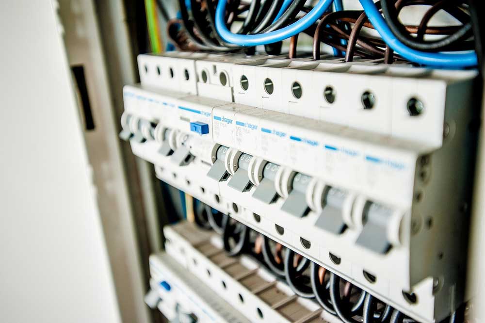 Jak dobierać przewody, obwody, zabezpieczenia oraz jak zadbać o estetykę i trwałość instalacji elektrycznej