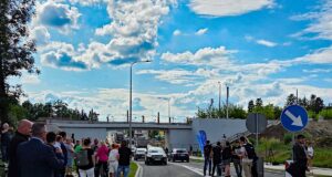 pierwsze auta jadą wyremontowaną ulicą Krakowską w Nowym Sączu pod nowym wiaduktem kolejowym