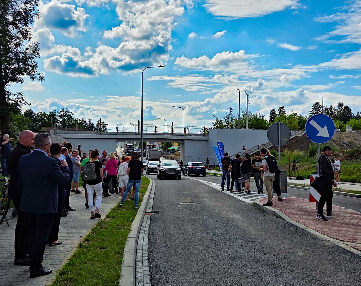 pierwsze auta jadą wyremontowaną ulicą Krakowską w Nowym Sączu pod nowym wiaduktem kolejowym