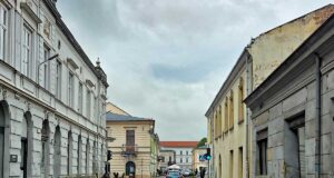 nawierzchnia Lwowskiej w Nowym Sączu - kostka na odcinku przed wjazdem do Rynku